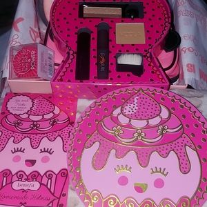 💥SOLD💥-💄BENEFIT MAKEUP W\ MAKE-UP BAG 😊